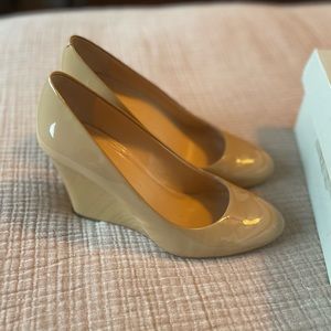 Beautiful Banana Republic nude patent leather wedge heels
